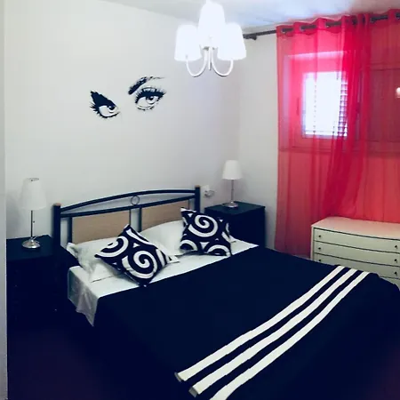 Large Terrace شقة كورتْشولا