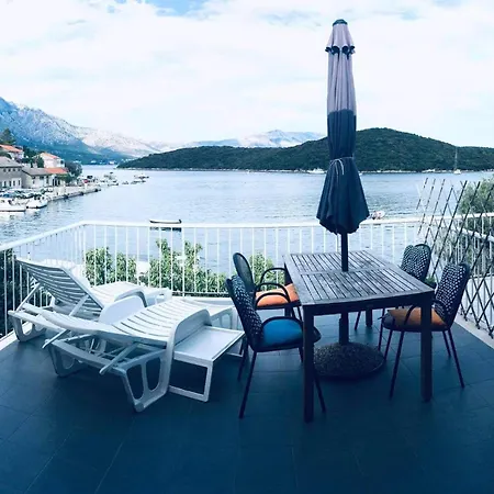 Large Terrace شقة كورتْشولا