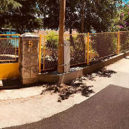 Large Terrace דירה *